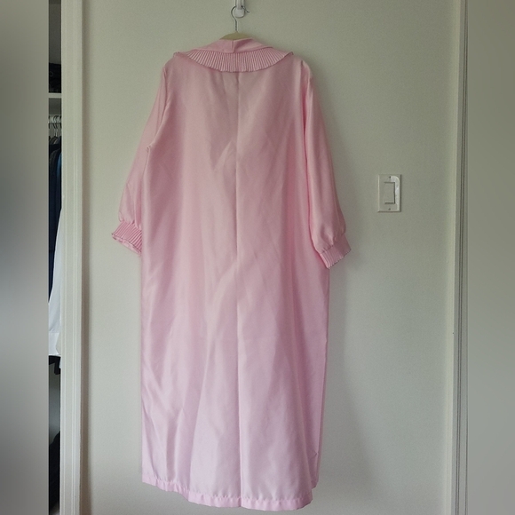Vintage Pink Embroidered Robe - Picture 5 of 7